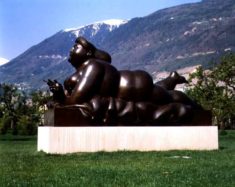 Mujer con cigarro.  
1987.  
Bronce, edicin de 6.  
185 x 158 x 360 cm.  
Forte Belvedere, Florencia. 1991 