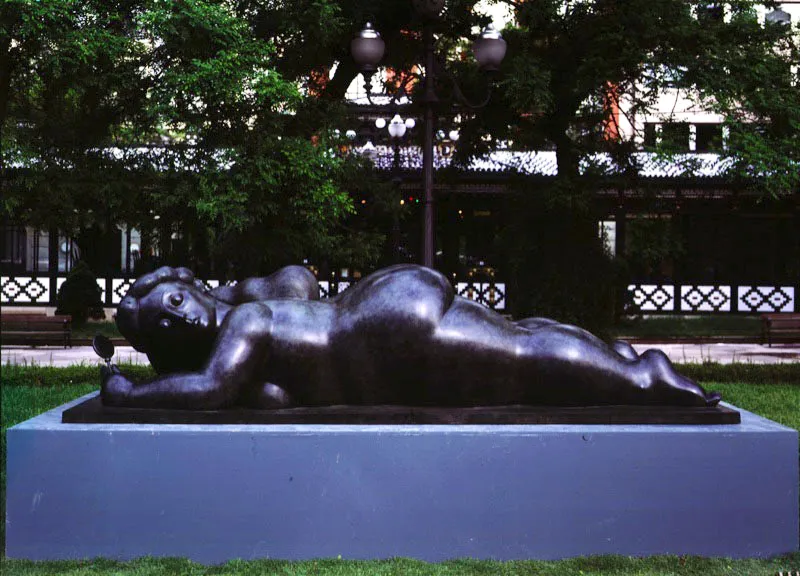 Mujer recostada con espejo.  
1987.  
Bronce, edicin de 3.  
90 x 465 x 120 cm.  
Paseo de Recoletos, Madrid. 1994
 