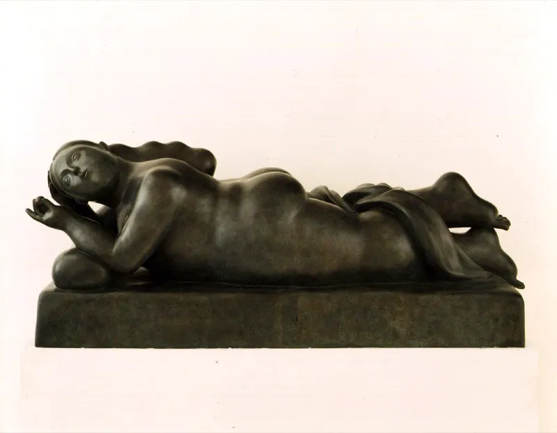 Mujer recostada.  
1987.  
Bronce ptina verde, edicin de 3.  
70 x 174 x 67 cm. 
 