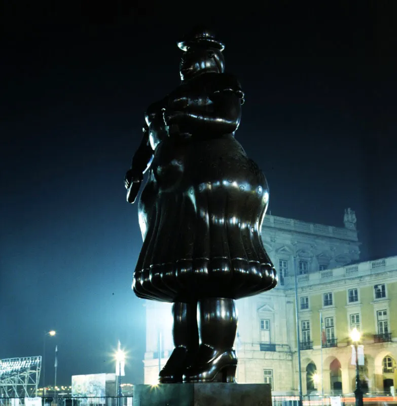 Mujer de pie.  
1989.  
Bronce, edicin de 3.  
312 x 125 x 90 cm.  
Plaza del Comercio, Lisboa. 1998 