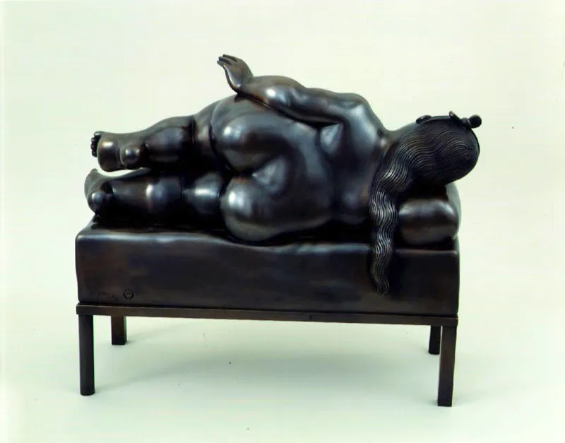 Mujer recostada con manzana.  
1991.  
Bronce.  
55 x 22 x 45 cm.  