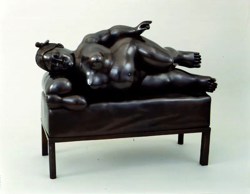 Mujer recostada con manzana.  
1991.  
Bronce.  
55 x 22 x 45 cm.  