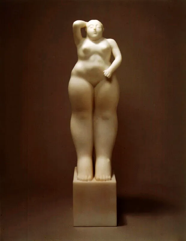 Mujer de pie sosteniendo su cabellera.  
1990.  
Bronce, edicin de 6.  
72,4 x 19 x 20 cm.  