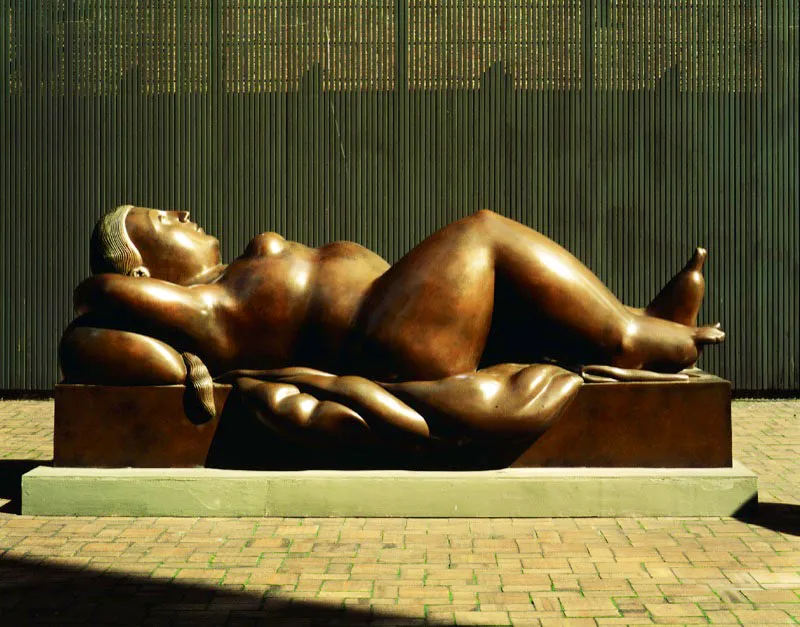 Mujer recostada.  
1993.  
Bronce, edicin de 3.  
135 x 349 x 167 cm.  