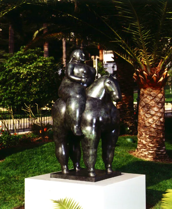 Mujer a caballo.  
1990.  
Bronce, edicin de 3.  
180 x 120 x 105 cm.  
Montecarlo. 1992
 