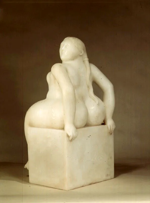 Mujer sentada.  
1990.  
Mrmol, nica.  
52 x 27 x 33 cm.  