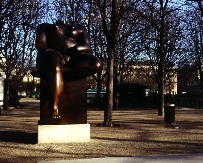 Mujer sentada.  
1991.  
Bronce, edicin de 3.  
300 x 190 x 200 cm.  
Campos Elseos, Pars. 1992 