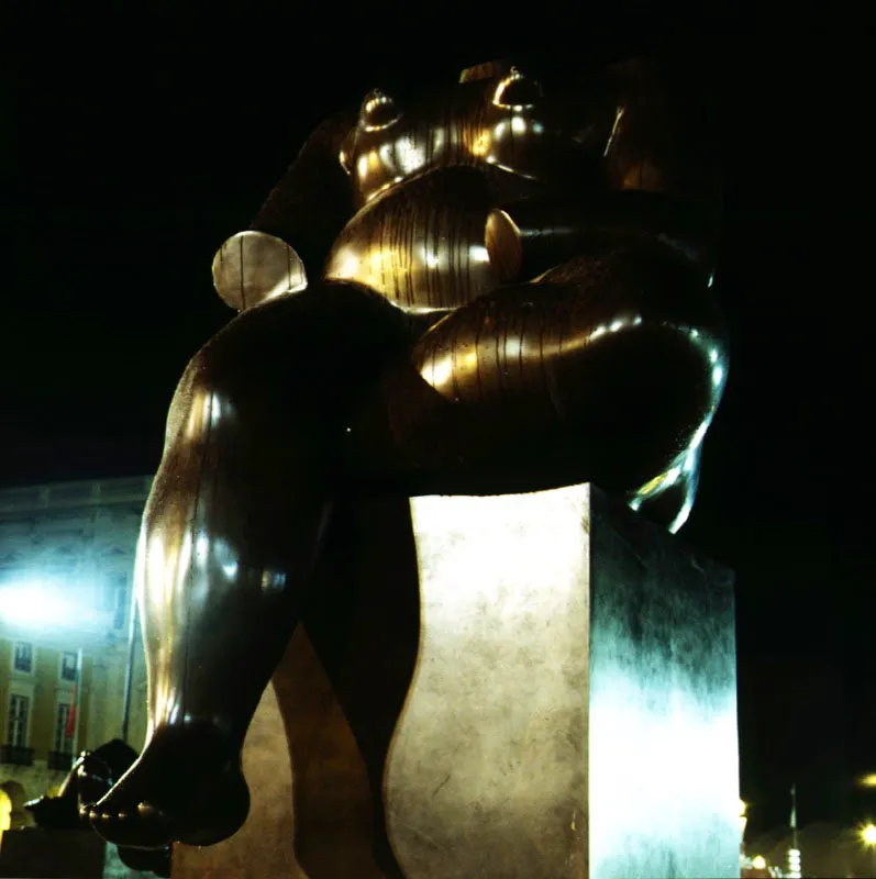 Mujer sentada.  
1991.  
Bronce, edicin de 3.  
300 x 190 x 200 cm.  
Plaza del Comercio, Lisboa. 1998 