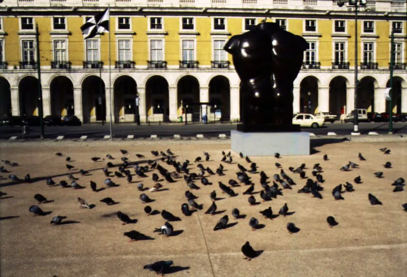 Torso.  
1992.  
Bronce, edicin de 3.  
390 x 249 x 165 cm.  
Plaza del Comercio, Lisboa. 1998  