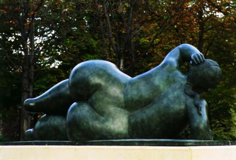 Mujer recostada.  
1992.  
Bronce, edicin de 3.  
93 x 246 x 90 cm.   