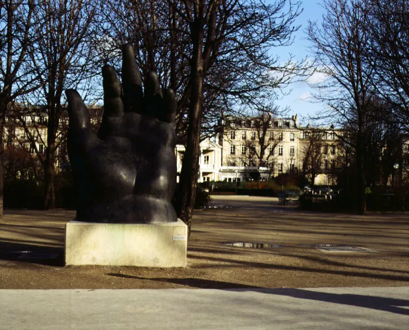 La mano izquierda.  
1992.  
Bronce, edicin de 3.  
260 x 140 x 175 cm. 
Campos Elseos, Pars. 1992  