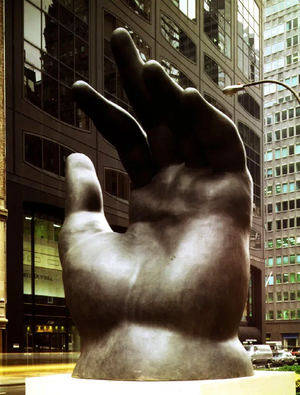 La mano izquierda.  
1992.  
Bronce, edicin de 3.  
280 x 140 x 175 cm.  
Park Avenue, Nueva York. 1993 