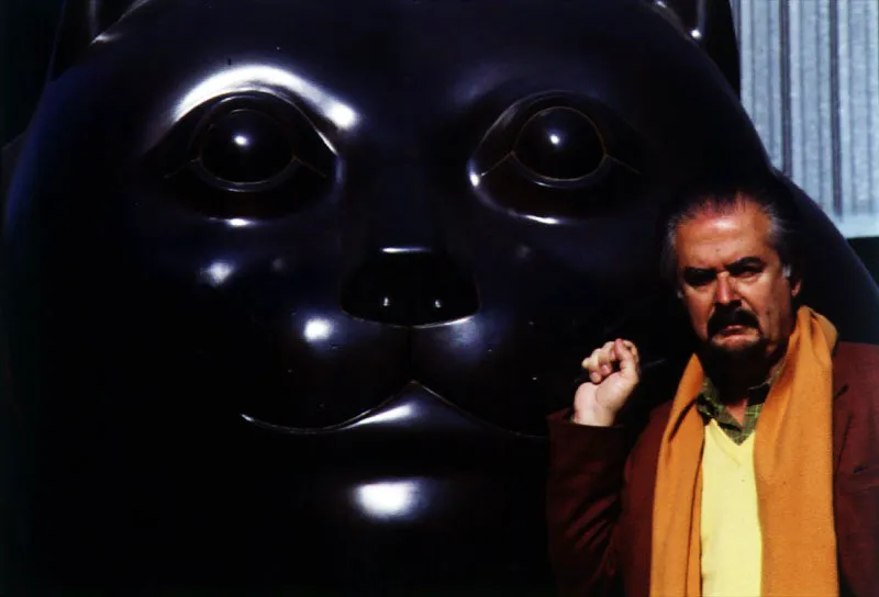 Fernando Botero al lado de su escultura Gato.
1984.
Bronce, edición de 3.
104 x 340 x 140 cm