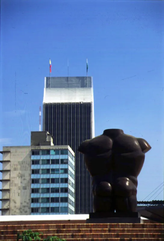 Torso.  
1992.  
Bronce, edicin de 3.  
390 x 249 x 165 cm.  
Parque San Antonio, Medelln.  