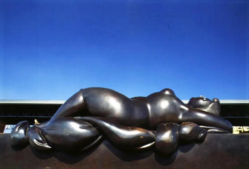 Venus durmiendo.  
1994.  
Bronce, edicin de 3.  
138 x 356 x 180 cm.  
Plaza de San Antonio, Medelln. 