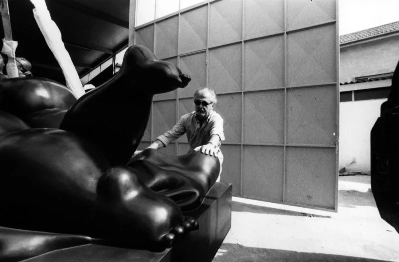 Botero acomoda la escultura Mujer con cigarro durante el proceso de transporte  de la exposicin de Lugano. 1997.   