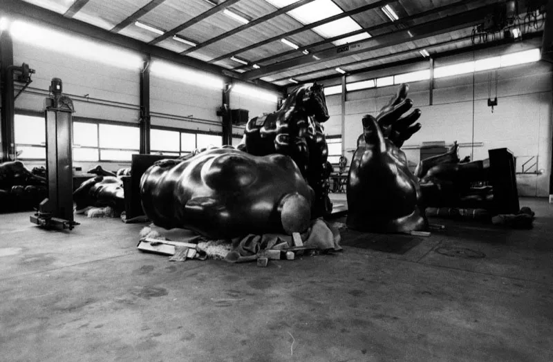 Depsito con algunas esculturas monumentales antes del montaje de la exposicin de Lugano. 1997.   