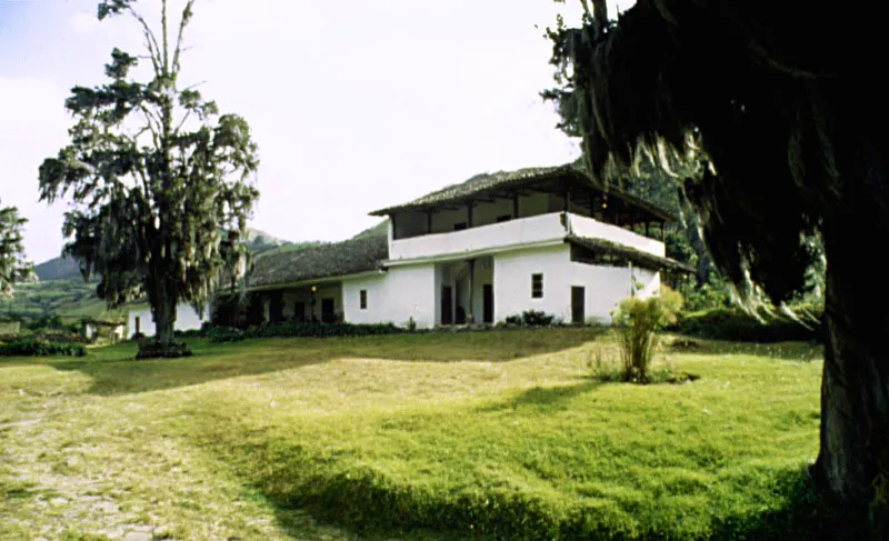 Casa de Coconuco, Cauca.
La Hacienda localizada en un paraje de inspirada escogencia, fue consolidada en el primer tercio del siglo XVII.