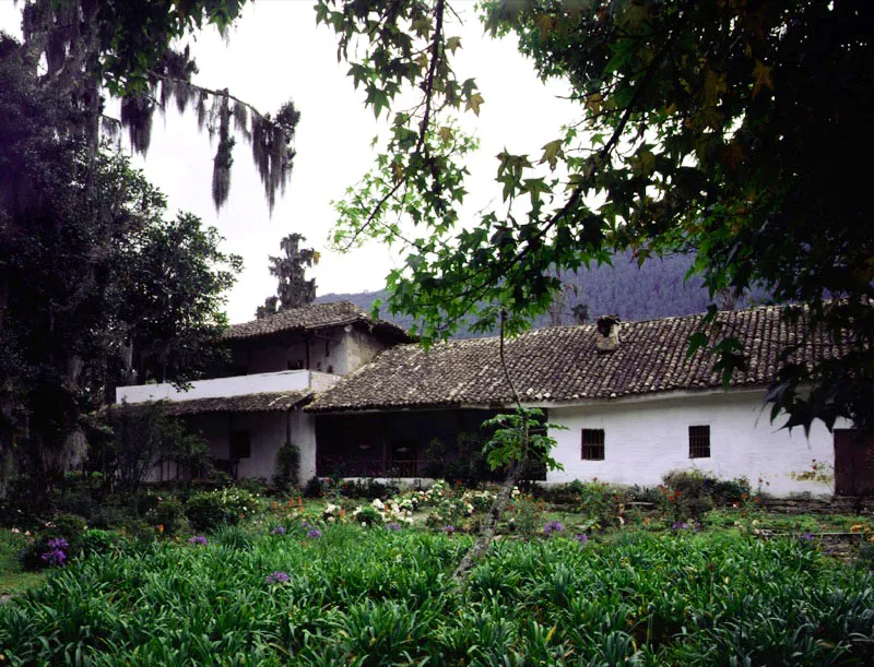 La casa de Coconuco en su forma actual data de mediados del siglo XVIII. Se compone
de un volumen compacto, sin
galerías perimetrales completas. Al igual que en la casa de
Pisojé y otras haciendas caucanas, una parte
del piso único fue sobre-elevada a modo de ampliación de las habitaciones de los propietarios a finales del siglo XVIII. Funcionalmente,
esto permite cierto dominio visual del territorio circundante.