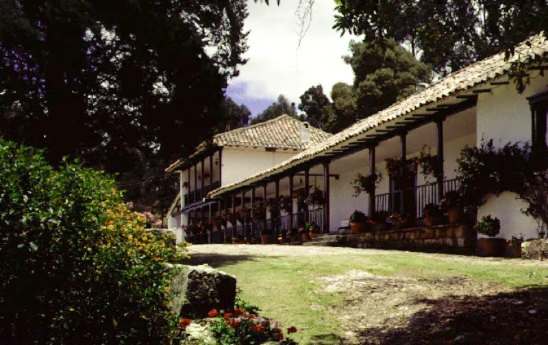 Casablanca, Tocancipá, Cundinamarca.
Casablanca, es uno
de los nombres más literales y repetidos
en la toponimia de
las haciendas neogranadinas, lo tienen en común
unas ocho casas
en el altiplano cundiboyacense.
La casa combina
una planta organizada alrededor de un
patio central con galerías exteriores perimetrales.
Nótese la similaridad del tramo sobreelevado para formar mirador, con aquellos existentes en las casas caucanas tales como Coconuco, Yambitará y Pisojé, siendo también la situación de la casa una concavidad topográfica del paisaje.