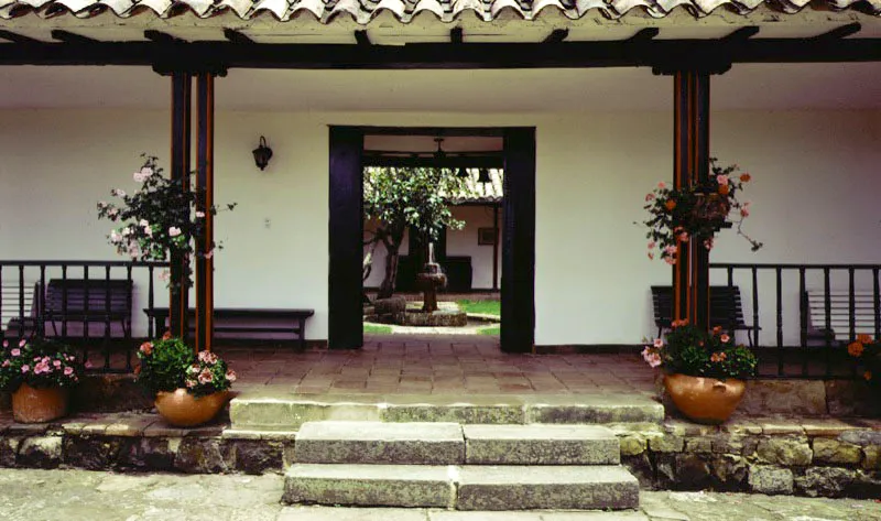 Casablanca, Tocancipá, Cundinamarca.
Casablanca, es uno
de los nombres más literales y repetidos
en la toponimia de
las haciendas neogranadinas, lo tienen en común
unas ocho casas
en el altiplano cundiboyacense.
La casa combina
una planta organizada alrededor de un
patio central con galerías exteriores perimetrales.
Nótese la similaridad del tramo sobreelevado para formar mirador, con aquellos existentes en las casas caucanas tales como Coconuco, Yambitará y Pisojé, siendo también la situación de la casa una concavidad topográfica del paisaje.