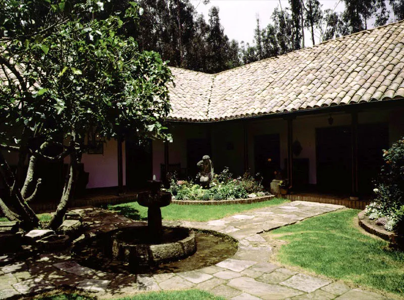 Casablanca, Tocancipá, Cundinamarca.
Casablanca, es uno
de los nombres más literales y repetidos
en la toponimia de
las haciendas neogranadinas, lo tienen en común
unas ocho casas
en el altiplano cundiboyacense.
La casa combina
una planta organizada alrededor de un
patio central con galerías exteriores perimetrales.
Nótese la similaridad del tramo sobreelevado para formar mirador, con aquellos existentes en las casas caucanas tales como Coconuco, Yambitará y Pisojé, siendo también la situación de la casa una concavidad topográfica del paisaje.