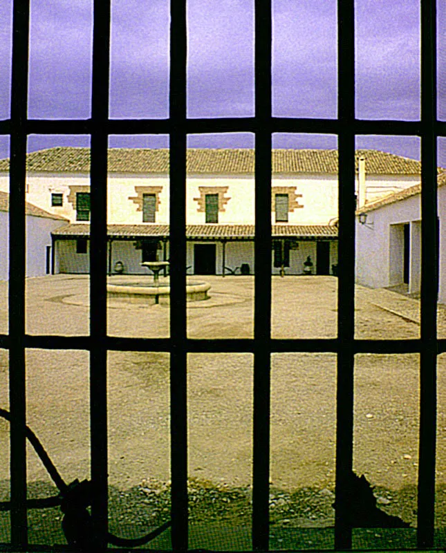 Casa de hacienda
de olivar y fábrica de aceite de oliva del
siglo XVIII en los alrededores de Lupión y Bejigar, provincia de Jaén. Patio entre el Señorío y la Gañanería.