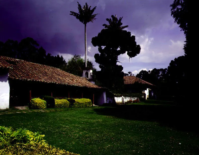 Los Laureles. Facatativ, Cundinamarca. 
En la sabana de Bogot responde con gracia ambiental a las definiciones y orgenes de la casa de hacienda neogranadina. El laurel fue una de 
las especies vegetales europeas tradas al Nuevo Mundo por 
los eventuales hacendados espaoles. Habra que declarar 
al inspirado constructor original de la casa poeta laureado en vista 
de su estupendo sentido de lugar. 