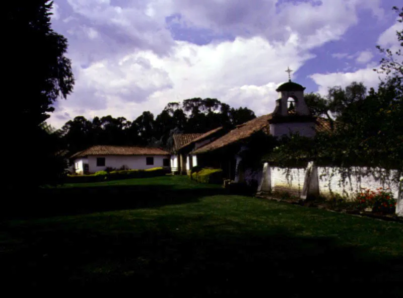 Los Laureles. Facatativ, Cundinamarca. 
En la sabana de Bogot responde con gracia ambiental a las definiciones y orgenes de la casa de hacienda neogranadina. El laurel fue una de 
las especies vegetales europeas tradas al Nuevo Mundo por 
los eventuales hacendados espaoles. Habra que declarar 
al inspirado constructor original de la casa poeta laureado en vista 
de su estupendo sentido de lugar. 