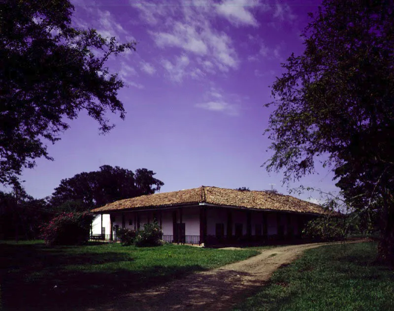 Casa de Cuprecia, Santander de Quilichao, Cauca. Aunque considerablemente intervenida en épocas recientes, Cuprecia es uno de los escasos ejemplos de “casa baja” caucanos sobrevivientes.
Su construcción apenas abarcó tres costados de su patio central. Las galerías
en torno a éste y
en las fachadas exteriores presentan una amplitud
insólita, siendo más importantes que
los espacios de las habitaciones y salones.