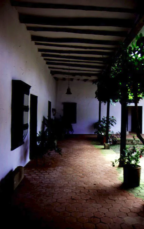 Casa de Cuprecia, Santander de Quilichao, Cauca. Aunque considerablemente intervenida en épocas recientes, Cuprecia es uno de los escasos ejemplos de “casa baja” caucanos sobrevivientes.
Su construcción apenas abarcó tres costados de su patio central. Las galerías
en torno a éste y
en las fachadas exteriores presentan una amplitud
insólita, siendo más importantes que
los espacios de las habitaciones y salones.