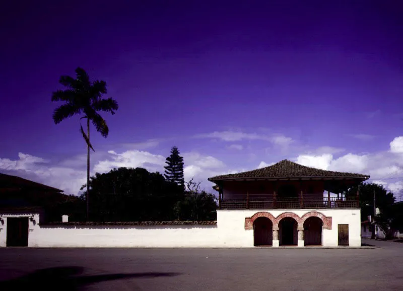 Casa de Guacar, 
Valle del Cauca. 
En rigor, no es actualmente una construccin rural, 
ni lo que hoy existe corresponde a la primera sede de la hacienda de este nombre. Es posible que algunos de los componentes arquitectnicos de la casa original hayan sido incorporados a lo actual, construida cuando el casero de Guacar creci en torno a la hacienda fundada en el siglo XVII, y se hizo necesario levantar una iglesia propia del lugar. Al comenzar el siglo XIX la edificacin pas a ser casa cural. Los espacios libres circundantes, singulares en un ncleo urbano, son propios de una casa 
de finca o hacienda.
Si el volumen realzado del piso alto es caracterstico de las casas rurales de la regin, la reciente restauracin de la casa dej al desnudo los atpicos arcos rebajados en ladrillo de las galeras del piso bajo, en un equvoco acento decorativo. 