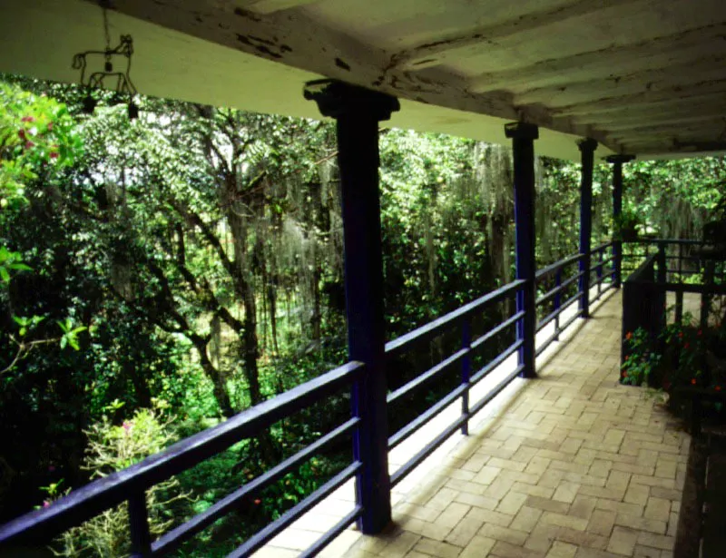 Yambitará, Popayán, Cauca.
Está prácticamente englobada en el contexto urbano de
la ciudad de la que en un principio distaba media legua. En forma de “L” en planta, tiene el tramo sobreelevado típico de las casas de hacienda caucanas. Posee un interesante acueducto que abastece el baño
(o “chorro”) al aire libre (izquierda) en ladrillo y piedra, así como generosas galerías perimetrales. Yambitará conserva
una parte reducida
del campo originalmente circundante, incluyendo la colina donde se localiza, aunque tiene ya la inevitable vecindad
de “conjuntos residenciales” propios del crecimiento urbano de Popayán.