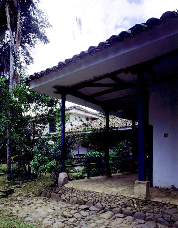 Yambitará, Popayán, Cauca.
Está prácticamente englobada en el contexto urbano de
la ciudad de la que en un principio distaba media legua. En forma de “L” en planta, tiene el tramo sobreelevado típico de las casas de hacienda caucanas. Posee un interesante acueducto que abastece el baño
(o “chorro”) al aire libre (izquierda) en ladrillo y piedra, así como generosas galerías perimetrales. Yambitará conserva
una parte reducida
del campo originalmente circundante, incluyendo la colina donde se localiza, aunque tiene ya la inevitable vecindad
de “conjuntos residenciales” propios del crecimiento urbano de Popayán.