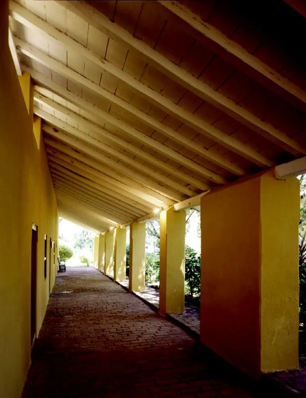 Casa de San Pedro Alejandrino, Santa Marta, Magdalena. Arquitectura rural estrictamente utilitaria, carente de acentos decorativos, en una 
de las galeras perimetrales. El origen de la casa de los seores en 
la hacienda de trapiche cacaotero 
y azucarero de San Pedro Alejandrino, estara en las edificaciones de terraza o techo 
plano comunes en 
los pueblos y ciudades costeras del sur de Andaluca y Levante. No as del trapiche, 
la vivienda de trabajadores o esclavos y las trojes, los cuales fueron cubiertos con armaduras en madera en variantes del sistema de par e hilera islmico. 