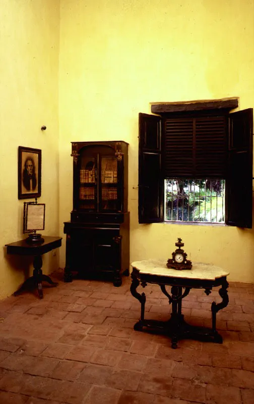 Interior de
la casa de los señores, con el mobiliario presumiblemente correspondiente o similar al de la época en que murió allí el Libertador Simón Bolívar.