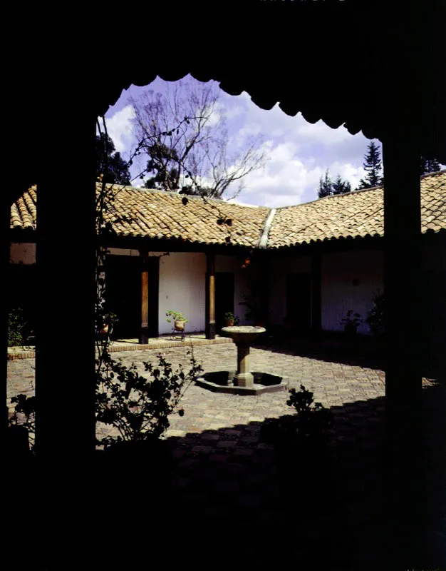 Casa de Britalia, Duitama, Boyac. 
La hacienda a la cual corresponde fue establecida a comienzos del siglo XVIII, aunque la casa misma puede ser ms reciente. Conserva su organizacin espacial y volumetra originales, pero el hermoso y suave paisaje donde se localiz inicialmente est actualmente en proceso de deterioro y destruccin debido al crecimiento de los suburbios de Duitama. Aprovechando el declive de un altozano, Britalia incluye un piso bajo parcial sobre el cual se coloca la galera de la fachada principal, rasgo observable 
en otras casas 
ilustradas en este volumen. Esto 
permite aprovecharlo como depsito y lograr una volumetra ms airosa. Los arcos rebajados, as como 
los curiosos gabinetes propios de la casa urbana santaferea, se sitan simtricamente en la fachada con reformas introducidas en el siglo XIX o comienzos de XX. 
El patio interior retiene el sistema constructivo original de poste y dintel en madera, pero la pila de piedra es un detalle decorativo reciente.  