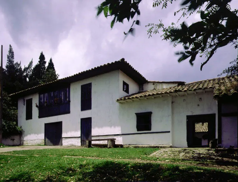 Tequendama, Chusac, Cundinamarca. 
Data del siglo XVIII, aunque la casa ha pasado por algunas transformaciones extensas, incluyendo 
el tpico proceso republicano de cerramiento de las galeras altas hacia 
el patio interior y 
las fachadas. La hacienda, como muchas otras en la sabana de Bogot, deriv su existencia 
de una merced de tierras del siglo XVIII. 