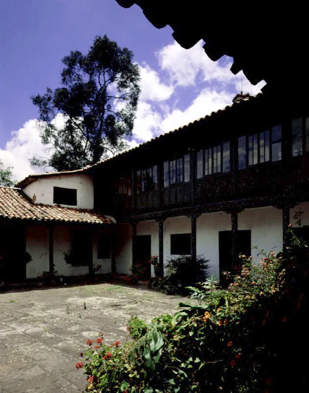 Tequendama, Chusac, Cundinamarca. 
Data del siglo XVIII, aunque la casa ha pasado por algunas transformaciones extensas, incluyendo 
el tpico proceso republicano de cerramiento de las galeras altas hacia 
el patio interior y 
las fachadas. La hacienda, como muchas otras en la sabana de Bogot, deriv su existencia 
de una merced de tierras del siglo XVIII. 