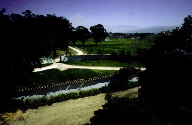 Casa de Suescún, Tibasosa, alrededores de Sogamoso, Boyacá. El conjunto circundante de muros de Suescún, uno de los más hermosos del altiplano cundiboyacense, en fotografía de 1962 (G. Téllez). Este admirable trasunto andaluz de espacios sucesivos ha desaparecido casi por completo a raíz de remodelaciones recientes.