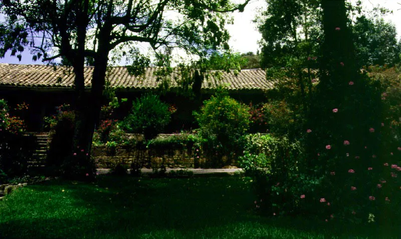  Casa de Suescn, Tibasosa, alrededores de Sogamoso, Boyac.  El frente del tramo principal de la casa,
de planta compacta.
 