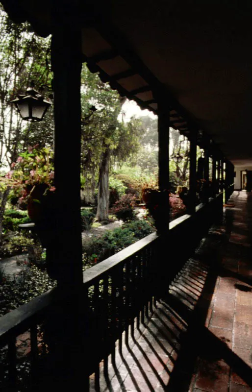 Casa de Suescún, Tibasosa, alrededores de Sogamoso, Boyacá. El espacio más importante de la casa: la galería hacia el jardín, desde donde era posible vislumbrar los varios espacios delimitados por los muros circundantes y la lejanía del valle.