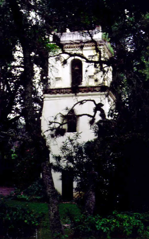 Casa de Suescún, Tibasosa, alrededores de Sogamoso, Boyacá. Lo insólito de la casa de Suescún sería común en muchas comarcas de Andalucía y La Mancha: una torre-mirador-campanario levantada en algún momento del siglo XVII por un hacendado que quería ver algo más allá, o acercarse al cielo. Ese ingenuo acento arquitectónico sería el toque hispánico que destacaría a Suescún entre todos su congéneres neogranadinos.