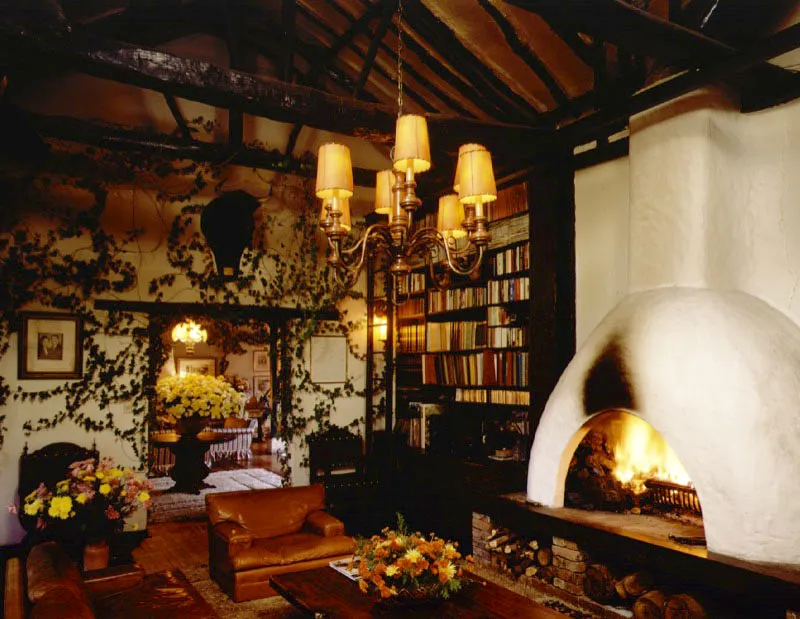 Casa de Suescún, Tibasosa, alrededores de Sogamoso, Boyacá.
Interior de Suescún.
La casa ha sido un hotel turístico
durante los últimos cuarenta y cinco
años, lo que explica
su peculiar ambiente actual. Las armaduras de cubierta en maderas rollizas, con jabalcones o riostras auxiliares, típicas de la región, han sido conservadas durante las varias reparaciones recientes en la casa, pero
la chimenea, que
evoca un horno tradicional, propio
de la zona de
cocinas, es un elemento moderno instalado ahora en los salones.