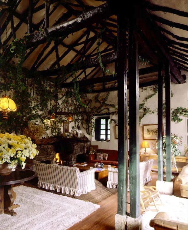 Casa de Suescún, Tibasosa, alrededores de Sogamoso, Boyacá.
Interior de Suescún.
La casa ha sido un hotel turístico
durante los últimos cuarenta y cinco
años, lo que explica
su peculiar ambiente actual. Las armaduras de cubierta en maderas rollizas, con jabalcones o riostras auxiliares, típicas de la región, han sido conservadas durante las varias reparaciones recientes en la casa, pero
la chimenea, que
evoca un horno tradicional, propio
de la zona de
cocinas, es un elemento moderno instalado ahora en los salones.