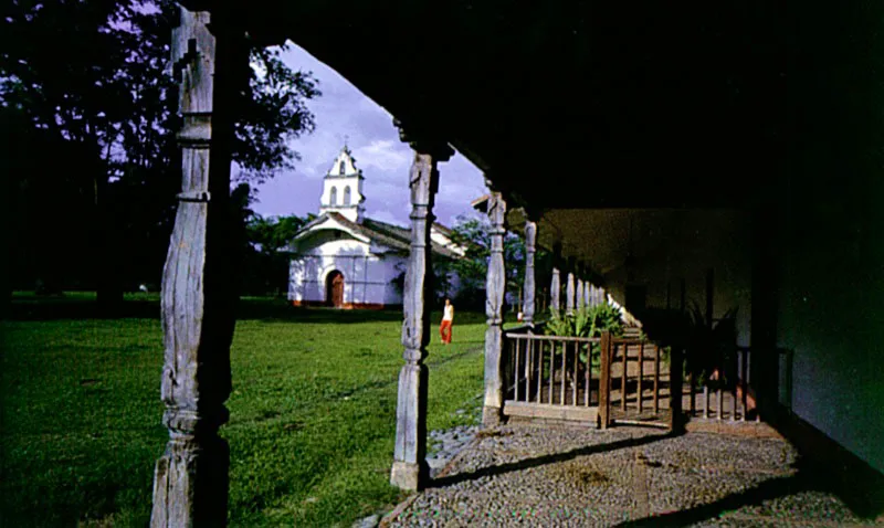 La Concepción de Amaime. El Cerrito, Valle del Cauca.
Es la casa de hacienda arquitectónicamente más singular y destacada de la región. Llega a su forma “final” en la segunda mitad del siglo XVIII. Se destaca su volumetría en un
lugar llano, topográficamente indiferente, por lo que depende de su propia arquitectura para cualificar los espacios en torno suyo. Posee además de la casa de los señores, de planta compacta, una capilla exenta, una ramada (vivienda de peones y depósitos), y tuvo también el tradicional baño al aire libre y un extenso acueducto del cual quedan algunos rastros. A cierta distancia de la casa subsiste el trapiche azucarero. La localización de la capilla y el volumen sobreelevado del extremo occidental de la casa, provisto de un balcón alto y galería baja con columnas talladas, conforman un conjunto arquitectónico de espléndida calidad.