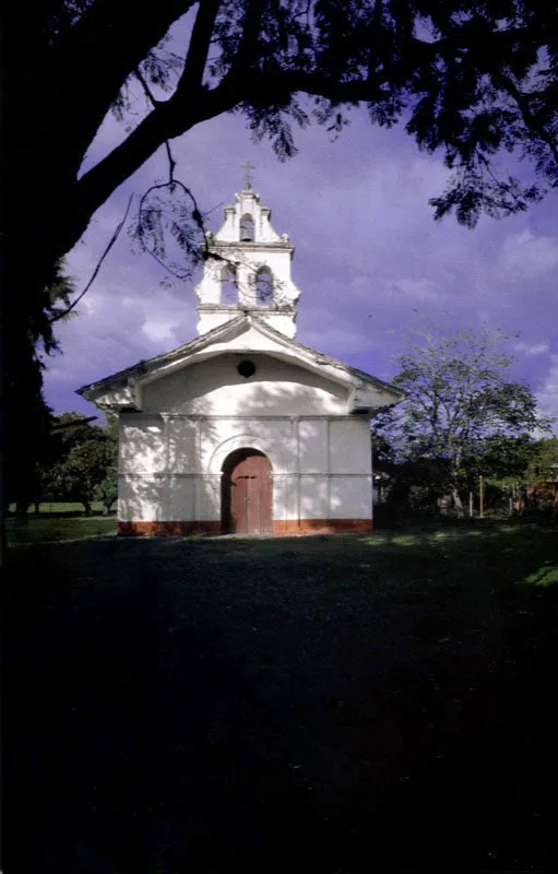 La Concepción de Amaime, El Cerrito, Valle del Cauca.
La capilla exenta es un modesto volumen de nave única, pero le fue añadida en el siglo XVIII una espadaña y un retablo suavemente barrocos y un tratamiento de fachada con cornisas y columnas embebidas, además de algún enriquecimiento decorativo en torno al arco sobre la puerta principal, lujos poco usuales en los oratorios o capillas de casas de hacienda.