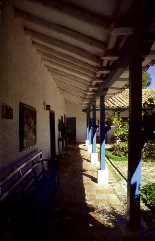 Gotua, Iza, Boyacá. La poesía de lo funcional de la casa de Gotua. Un corredor o galería no es más que un espacio para pasar por él. Una portada, nada más que un acceso. Uno y otra pueden ser banales, indiferentes, evocativos e inolvidables. La modestia del patio o la entrada de Gotua, no se ha visto alterada por pretenciosos arcos de ladrillo y columnas de piedra que envíen al olvido sus elementales pies derechos y dinteles de maderas de la región y sus alegres colores.