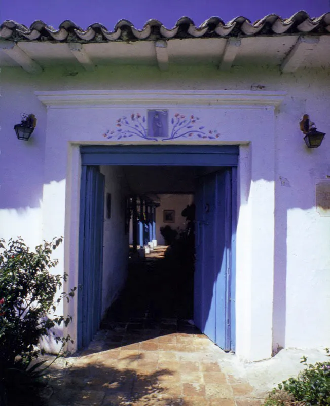 Gotua, Iza, Boyacá. La poesía de lo funcional de la casa de Gotua. Un corredor o galería no es más que un espacio para pasar por él. Una portada, nada más que un acceso. Uno y otra pueden ser banales, indiferentes, evocativos e inolvidables. La modestia del patio o la entrada de Gotua, no se ha visto alterada por pretenciosos arcos de ladrillo y columnas de piedra que envíen al olvido sus elementales pies derechos y dinteles de maderas de la región y sus alegres colores.