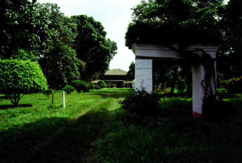 La Merced, El Cerrito, Valle del Cauca.
Al igual que en otras casas vallecaucanas, la calidad ambiental del sitio está determinada por una espléndida vegetación, más que por algún rasgo topográfico. La Merced incluye un piso alto original levantado con la misma intención de dominio visual del contorno señalado a propósito de La Concepción de Amaime. A diferencia de ésta La Merced conserva buena parte de los muros o tapias que unen entre sí la casa de los señores con las pesebreras, trojes, viviendas de peones y “auxiliares”, creando una volumetría de conjunto de notable interés. La conservación de la casa como conjunto arquitectónico le otorga un excepcional interés patrimonial.